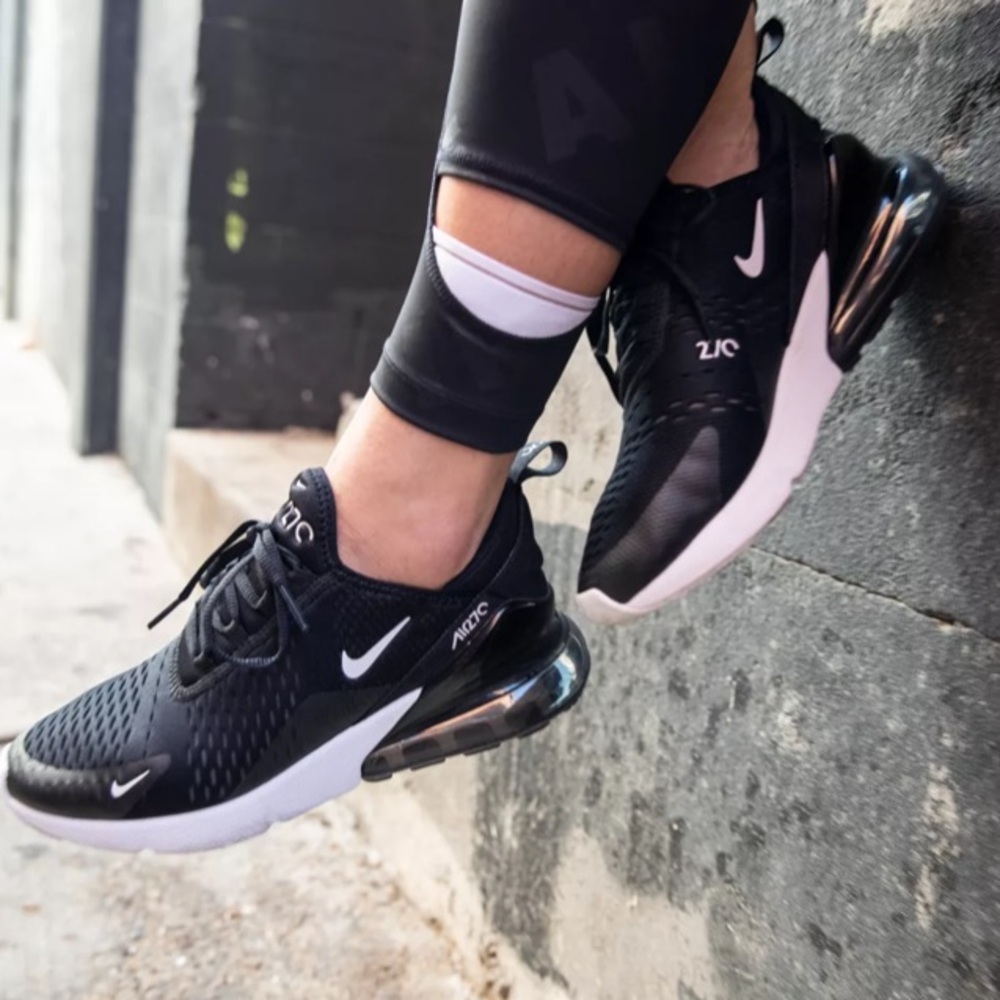 Nike Women's Air Max 270 Shoes, size 8